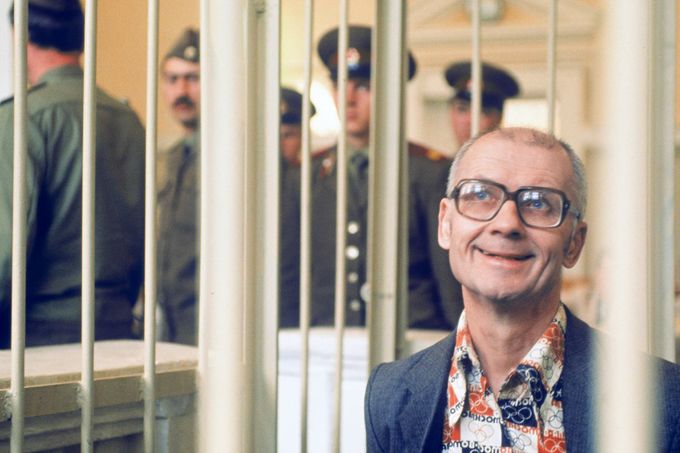 Snímek ze soudního procesu s jedním z nejznámějších sériových vrahů v Sovětském svazu Andrejem Čikatilem, foto z roku 1992.