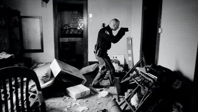 Detektiv Robert Kole z kanceláře šerifa v Cuyahoga County vchází 26. března do domu v Clevelandu ve státě Ohio poté, co byl dům předběžně zabaven bankou a jeho obyvatelé vystěhováni. Potřebuje zkontrolovat, zda majitelé objekt skutečně opustili a že se nikde nepovalují zbraně. Policisté preventivně vstupují do těchto domů s pistolí v ruce, protože mnoho z nich násilím obsadili squatteři či narkomani. Předběžné zabavování a vyvlastnění domů lidí, kteří nebyli schopni splácet hypotéku, bylo jednou z prvních známek rostoucí krize v USA.