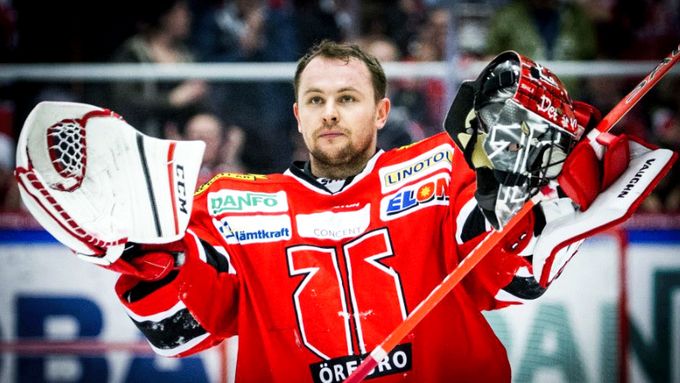 Július Hudáček už dva roky baví diváky ve Švédsku nejen hokejovým uměním. Podívejte se na jeho doposud nejlepší oslavy