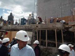 Archeologové při práci v centru Mexico City.