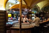 Turisté na webu TripAdvisor hodnotí restauraci U Vejvodů v pražské Jilské ulici rozporuplně. Nejčastěji mají problém s tím, že si číšníci účtují více nápojů.