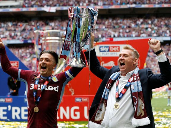 Kapitán Aston Villy Jack Grealish a trenér Dean Smith slaví postup do anglické Premier League