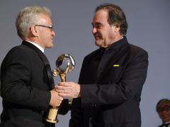 Producent Sándor Söth (vlevo) převzal z rukou amerického režiséra a scenáristy Olivera Stonea Velkou cenu - Křišťálový globus za film Velký sešit režiséra Jánose Szásze.