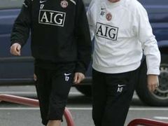 Posila Manchesteru United Henrik Larsson a manažer sir Alex Ferguson v tréninkovém komplexu Carrington.