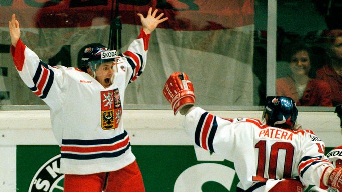 Výbuch euforie. Martin Procházka a Pavel Patera slaví zlatý gól hokejového MS 1996 ve finále proti Kanadě.