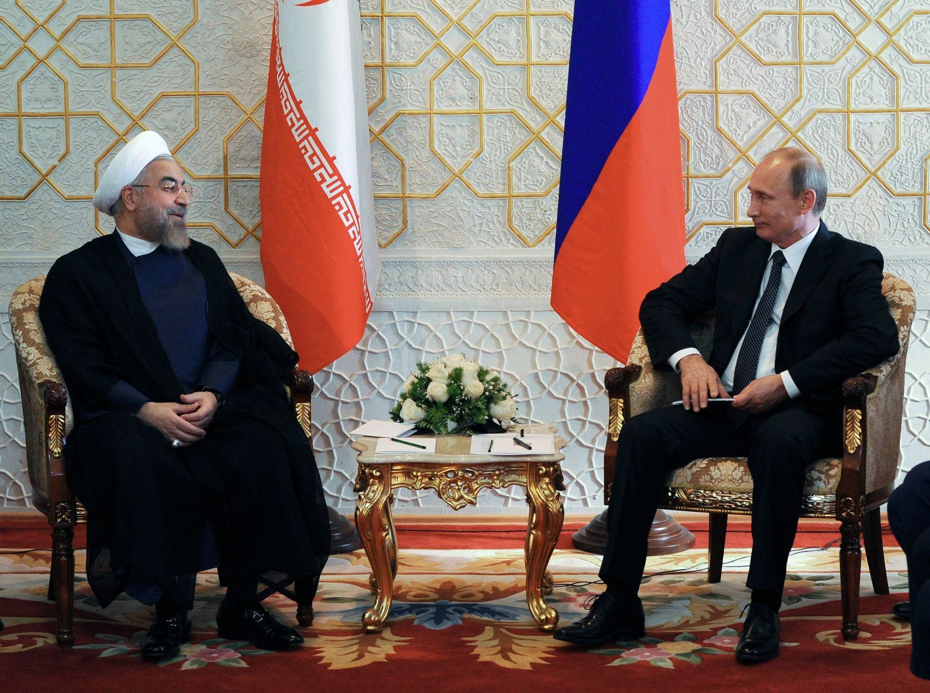 Vladimir Putin a íránský prezident Hasan Rúhání na summitu v Dušanbe.
