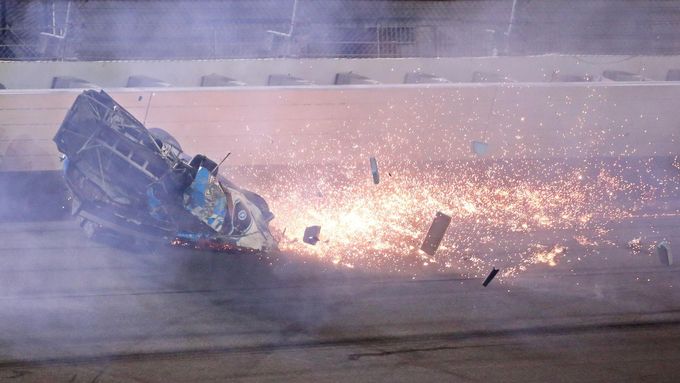 Podívejte se na divokou havárii Ryana Newmana v posledním kole závodu NASCAR Daytona 500