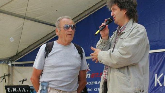 Miroslav Marek (vpravo) moderuje festival rekordů v Pelhřimově.