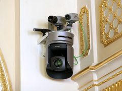 Nová kamera v jednacím sále poslanecké sněmovny. Dvě menší kamery nahoře jsou původní.