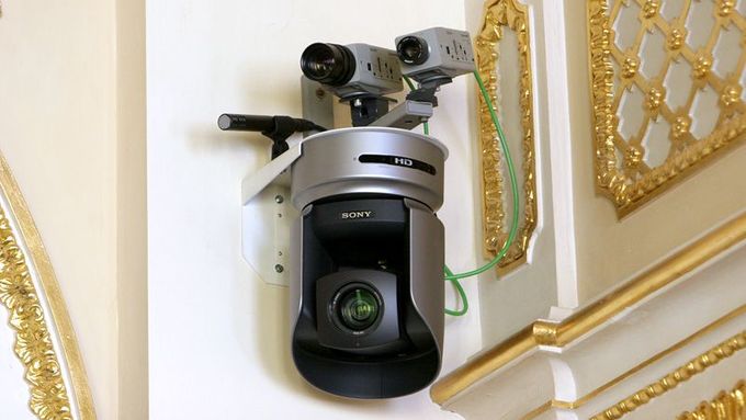 Nová kamera v jednacím sále poslanecké sněmovny. Dvě menší kamery nahoře jsou původní.