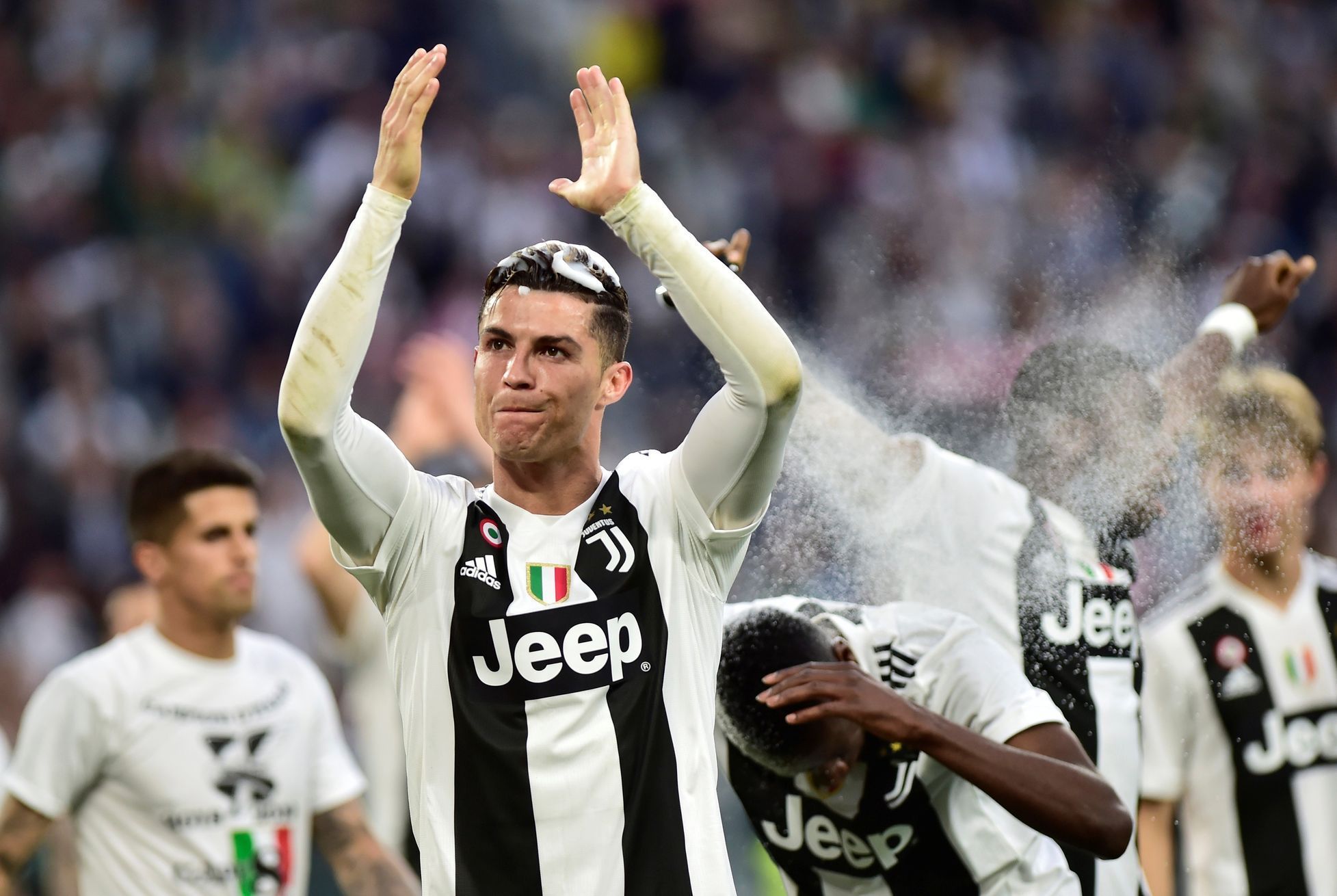 Portugalský fotbalista Cristiano Ronaldo si se spoluhráči z Juventusu Turín užívá oslavy zisku mistrovského titulu v italské lize