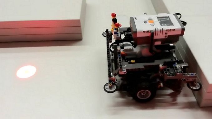 Robot zkonstruovaný Františkem Hurtem a naprogramovaný jeho spolužáky z týmu na Robosoutěži 2014. Robot měl za úkol projít bludištěm a projet co největším počtem světelných bodů.
