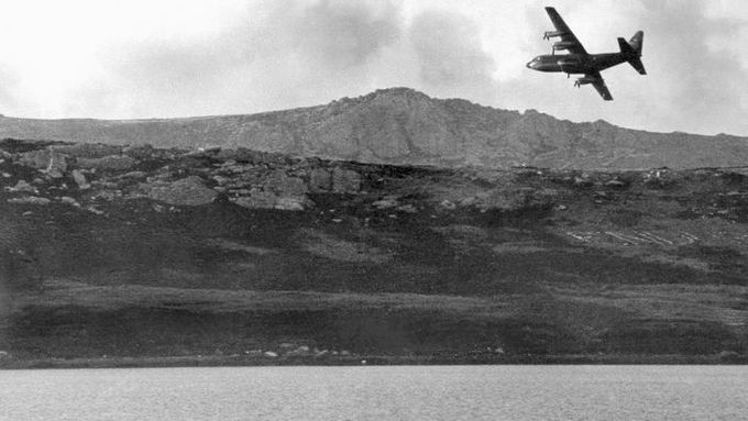 Argentinské vojenské nákladní letadlo Hercules C-130 letí do Puerto Argentina (Archivní snímek z května 1982)