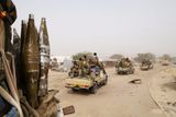 Čadští vojáci (na snímku) spolu s okolními zeměmi pomáhají Nigérii v boji proti Boko Haram, militantní islamistické teroristické skupině, která v lecčems připomíná Islámský stát.