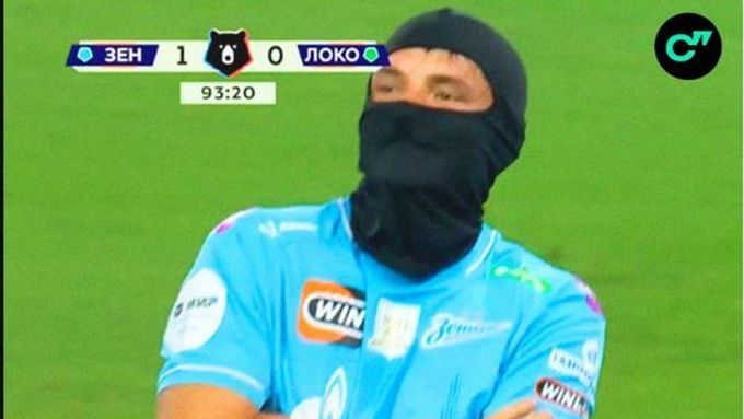 Útočník Zenitu Petrohrad Andrej Mostovoj slaví v kukle gól při utkání s Lokomotivem Moskva.