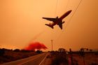 Foto: Nejničivější katastrofy roku. Oheň sežehl i mokřady, nebe v Kalifornii zrudlo