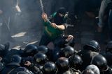 Střety mezi demonstranty a policií před budovou ukrajinského parlamentu v Kyjevě.