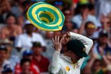 Australský hráč kriketu Chris Rogers ozkoušel, jaké to je nosit klobouk ve větru.