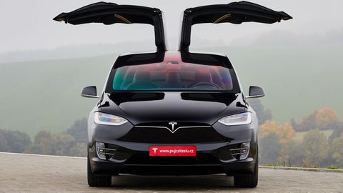 Tesla X: Budoucnost automobilů je jako iPhone. Je přitažlivá, ale nikoliv bez chyb