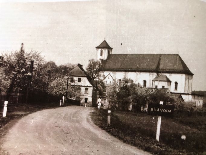 Pohled na Bílou vodu a klášter v 50. letech 20. století.