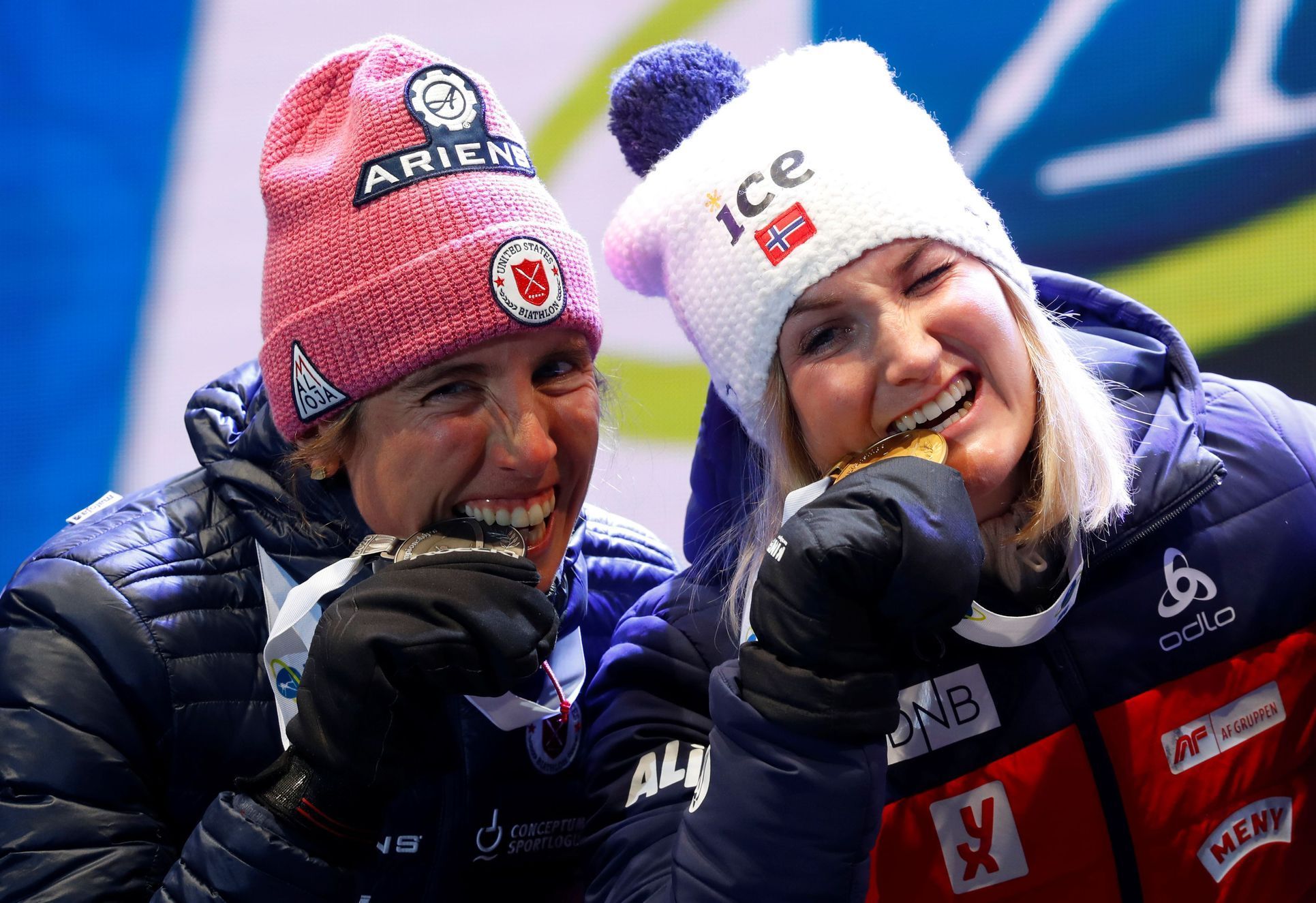 Susan Dunkleeová a Marte Olsbuová Röiselandová při ceremoniálu sprintu na MS 2020 v Anterselvě