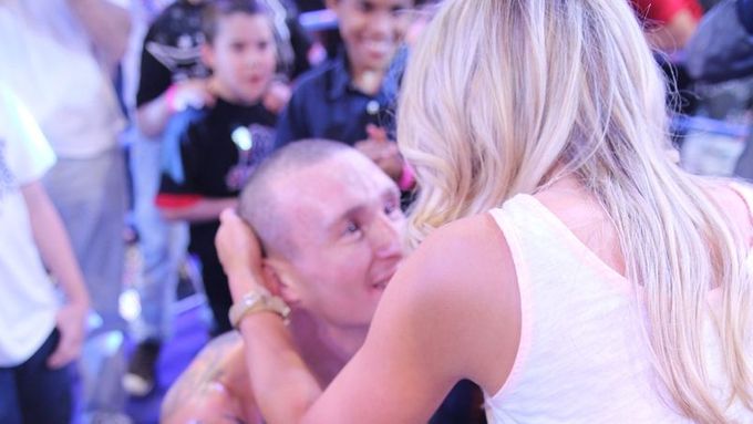 Nový český mistr ve střední váze Tolja Hunanyan požádal přímo v ringu o ruku svojí přítelkyni Moniku.