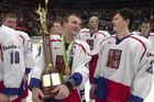 Robert Reichel s pohárem a Martin Procházka slaví české vítězství na hokejovém MS 2000 v Petrohradu