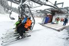 Zimní počasí komplikuje dopravu v Česku. Lyžaři se ale radují, otevřená je řada horských středisek