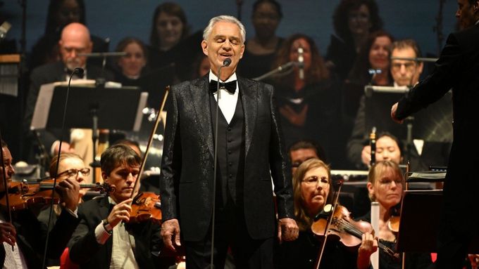 Zpěvák Andrea Bocelli během svého koncertu v USA v únoru 2025.