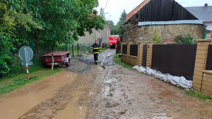 Hasiči pomáhají s odklízením škod po bouřích v Olomouckém kraji