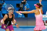 Bethanie Matteková-Sandsová a Lucie Šafářová právě proměnily mečbol. Americko-český pár ovládl čtyřhru na Australian Open.