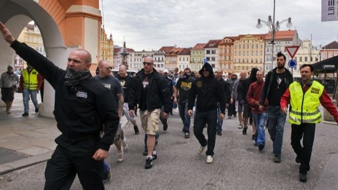 Několik stovek lidí se 29. června po shromáždění na českobudějovickém náměstí (na snímku), kde protestoval proti častým problémům v soužití na sídlišti Máj, vydalo do inkriminované lokality.