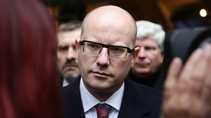 Premiér Sobotka má už tři roky problémy být samostatným a sebevědomým předsedou suverénní strany, tvrdí komentátor Hospodářských novin Petr Fischer.