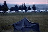 Už v pondělí informovaly uprchlíky, kteří stále doufali v otevření řecko-makedonské hranice, že budou evakuováni.