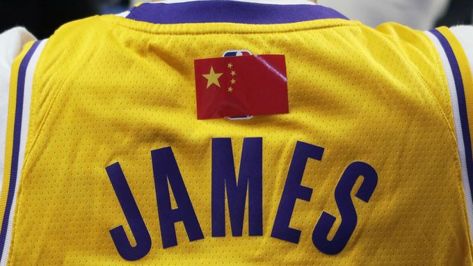 Logo NBA zakryté čínskou vlajkou na dresu fanouška v Šanghaji.