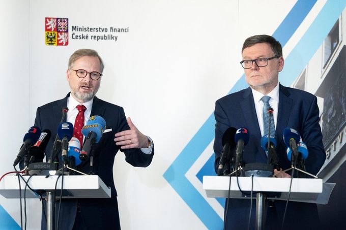Premiér Petr Fiala s ministrem financí Zbyňkem Stanjurou (oba ODS).