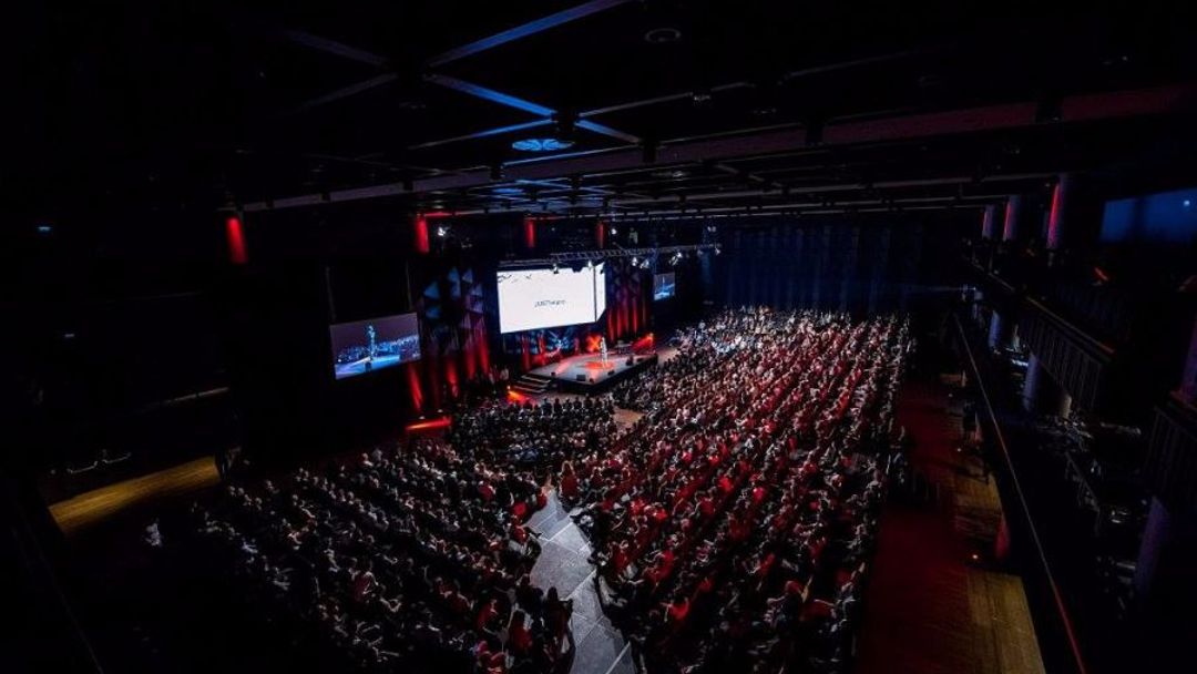 Reportáž z TEDxPrague 2017: Inspirace, pet láhve a Kapitán Kyborg