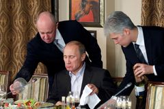 Financuje tajnou továrnu trollů. "Putinův kuchař" začínal prodejem párků, teď ho blokují sankce USA