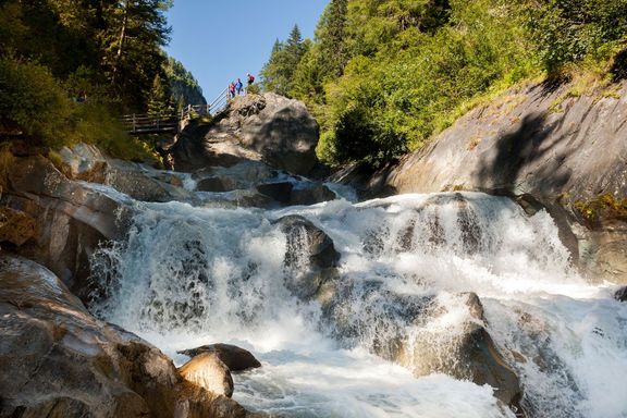Naučná stezka kolem vodopádů Umbalfälle v údolí Virgental v Národním parku Vysoké Taury