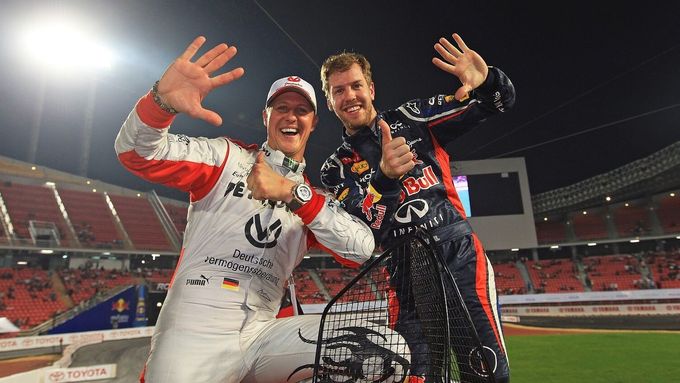 Schumachera spojuje s Vettelem nejen formule 1, ale také šest společných vítězství v týmové soutěži na Race of Champions 2012. Podívejte se na sobotní závod družstev.