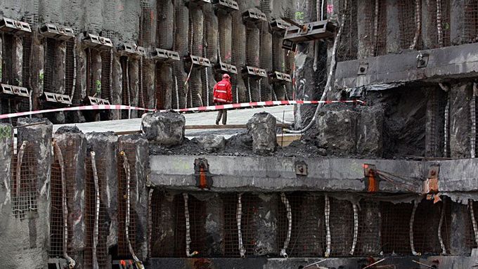 Alespoň Praha se o práci pro stavaře postarala: Z rozpočtu pumpuje 26 miliard do tunelového komplexu Blanka. Snímek pochází z otvírání úseku Brusnice před týdnem.