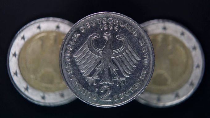 Euru Němci říkají "teuro" (od slova teuer, drahý), jejich platy jsou ale stále jedny z nejvyšších v EU.
