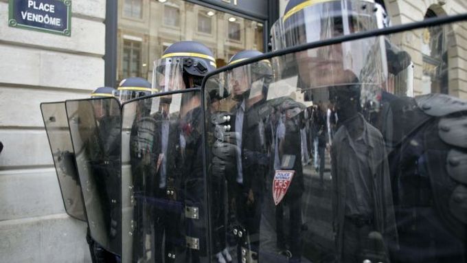 Francouzská policie nedávno v Paříži zasahovala proti zaměstancům továrny na pneumatiky firmy Continental. Protestovali proti propouštění.