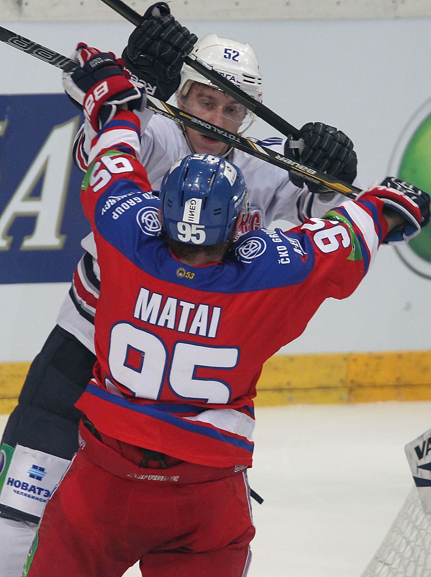 Finále KHL, Lev-Magnitogorsk: Jakub Matai (95) - Sergej Těreščenko (52)