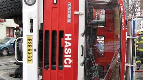 Brněnští hasiči převrátili cisternu na bok, zablokovali ulici