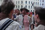 Začátek oslav 100 let skautingu v Brně proběhl na náměstí Svobody. Nedílnou součástí byly pokřiky jednotlivých oddílů.