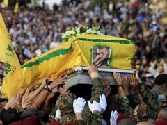 Pohřeb velitele Hizballáhu Hasana Hádže v jižním Libanonu. Hádž zahynul v Sýrii v bojích s rebely.
