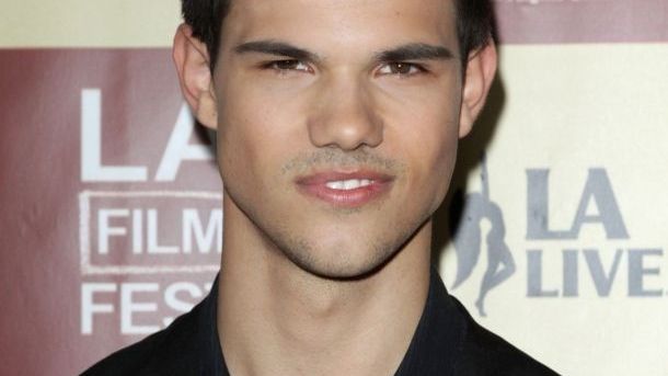 Taylor Lautner, herec  Pro dospívající dívky v celé Americe je Taylor krásný vlkodlak. Ve skutečném světě žije osmnáctiletý hrdina filmové série  Twilight doma s mámou a tátou. Když se vrátí z filmování, pomáhá kolem domu: seká trávník, hrabe cestičky, stříhá živý plot... „Je to jako žít dvojí život," konstatuje. Něco, čemu vlkodlak moc dobře rozumí!