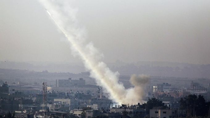 A rocket is seen after its launch from the northern Gaza Strip towards Israel November 15, 2012. Hamas fired dozens of rockets into southern Israel on Thursday, killing three people, and Israel launched numerous air strikes across the Gaza Strip, threatening a wider offensive to halt repeated Palestinian salvoes. REUTERS/Amir Cohen (GAZA - Tags: CIVIL UNREST TPX IMAGES OF THE DAY POLITICS) Published: Lis. 15, 2012, 9:24 dop.