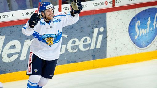 Hokej, EHT, Finsko - Rusko: Leo Komarov slaví gól